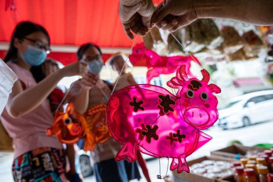 People select lanterns for the Mid-Autumn Festival, Malacca, Malaysia, 4 September 2022. (Xinhua)