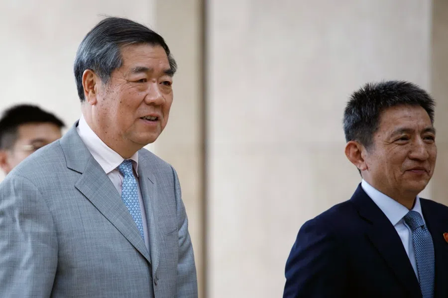 He Lifeng (left), China's vice premier, and Li Chenggang, China's vice commerce minister, return for a meeting with the US trade delegation following a lunch break in Kuala Lumpur, Malaysia, 25 October 2025. (Samsul Said/Bloomberg)