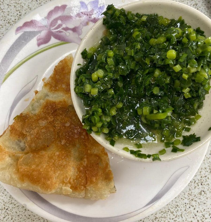 A humble plate of scallion pancake with chive sauce. (Facebook/蔣勳)