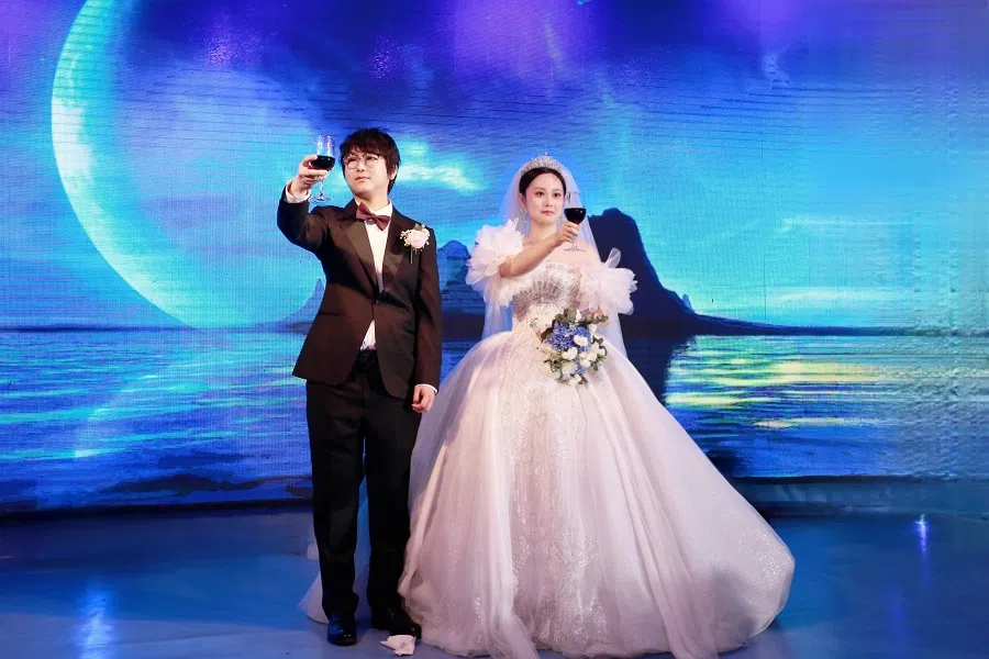 Feng Linrui (right) held a minimalistic wedding with her partner during the May Day holiday.