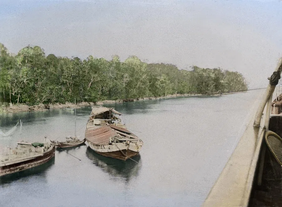A picturesque shot of the Kallang River taken from a coolie boat. For a long time, this river was an important place for the import and export trade. Ming dynasty Chinese porcelain has been found in its depths, showing its long history as a channel of international trade.