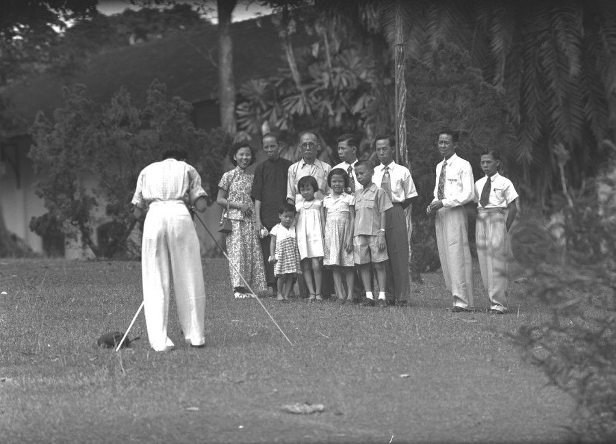 A family poses for a photograph at the Botanic Gardens on Chinese New Year day, 27 January 1952. (SPH Media)