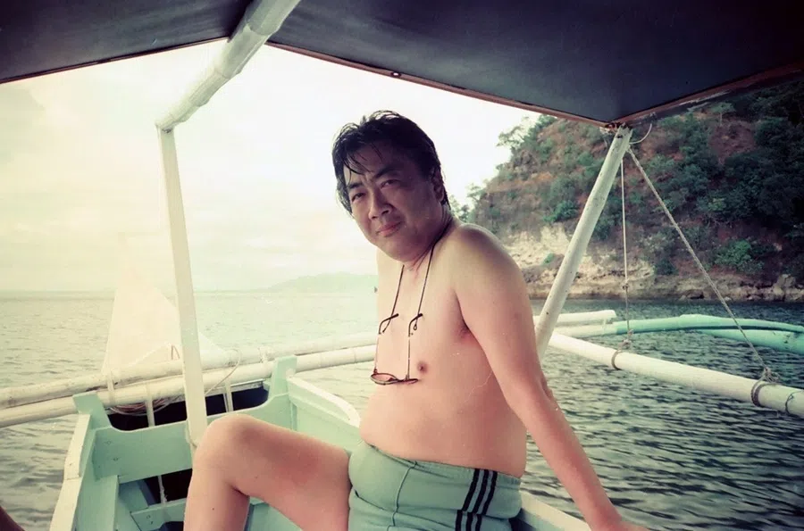 Chen Yingzhen aboard a bangka. He joked that he looked too fat after seeing the photo published in the China Times.