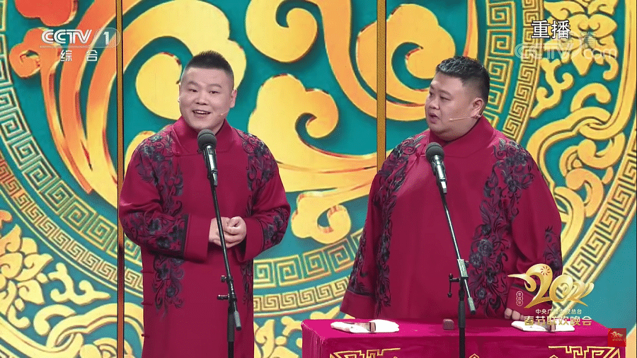 Crosstalk performance at this year's Chunwan by Yue Yunpeng (left) and Sun Yue. (Screengrab from the CCTV春晚 YouTube channel)