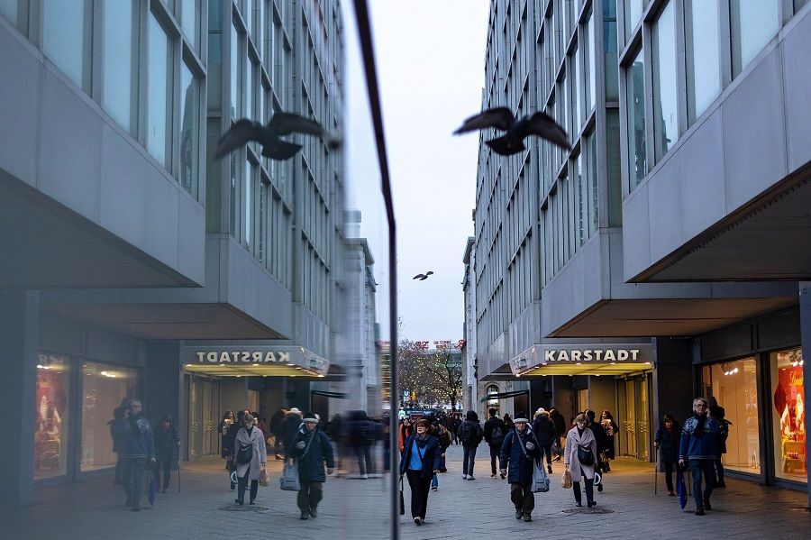 Shoppers outside a department store in Berlin, Germany, 14 December 2023. (Krisztian Bocsi/Bloomberg)
