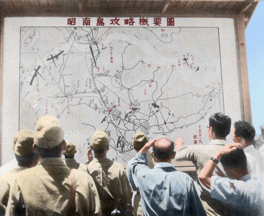 Before the war, the Japanese army had gathered intelligence and drawn up a map for the invasion of Singapore. Late at night on February 8, 1942, they began their attack. This photograph was taken after the invasion, and used to publicise the Japanese army's victory.