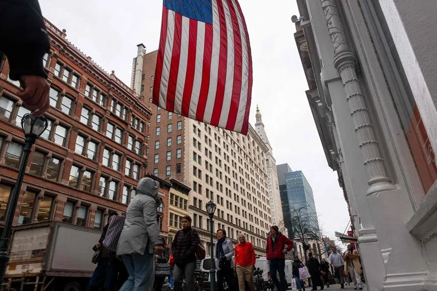 People walk along the street in Manhattan on 9 January 2026, in New York City. (Spencer Platt/Getty Images/AFP)