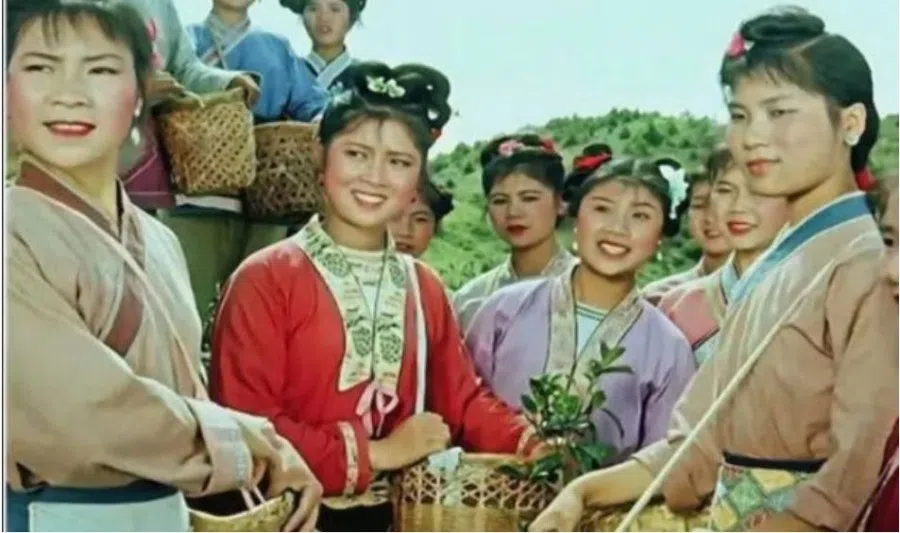 A scene from the movie Third Sister Liu (刘三姐), which contains several singing battles. (Internet)