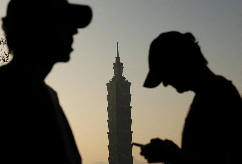 People are silhouetted in front of the Taipei 101 skyscraper in Taipei, Taiwan, 19 April 2026. (Edgar Su/Reuters)