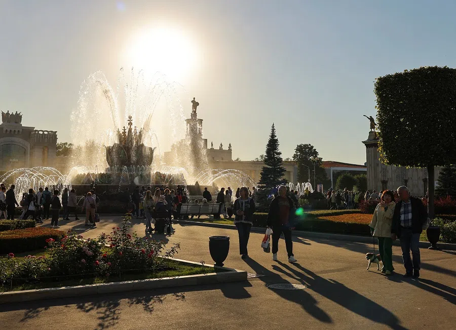 People enjoy a sunny day at the Exhibition of Achievements of National Economy in Moscow, Russia, 10 September 2022. (Evgenia Novozhenina/Reuters)