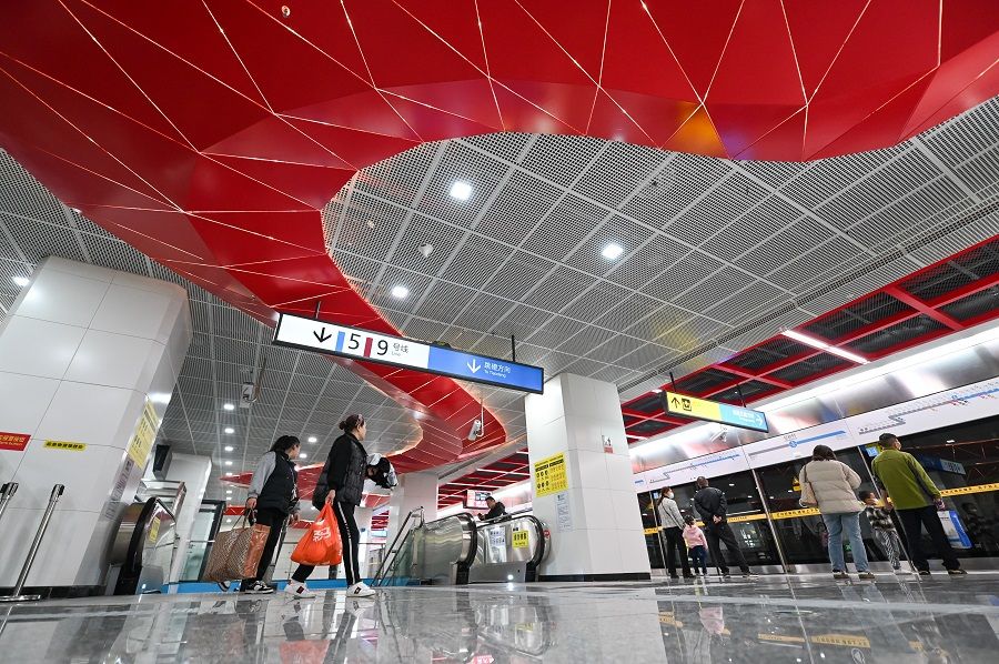 Passengers at the Hongyancun station of Line 5 of the Chongqing Metro, 30 November 2023. (CNS)