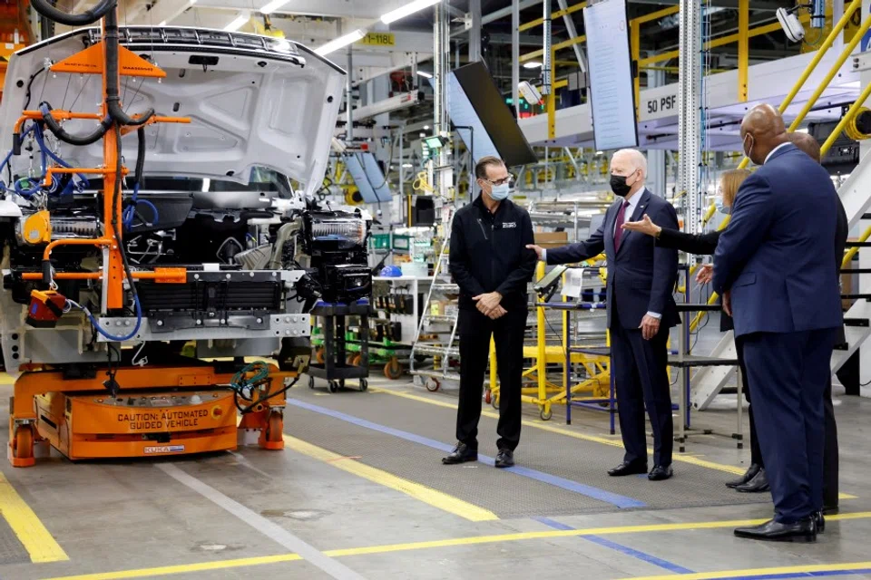 US President Joe Biden visits the production line for the Hummer EV as he tours the General Motors 'Factory ZERO' electric vehicle assembly plant, next to UAW President Ray Curry and General Motors CEO Mary Barra, in Detroit, Michigan, US, 17 November 2021. (Jonathan Ernst/Reuters)
