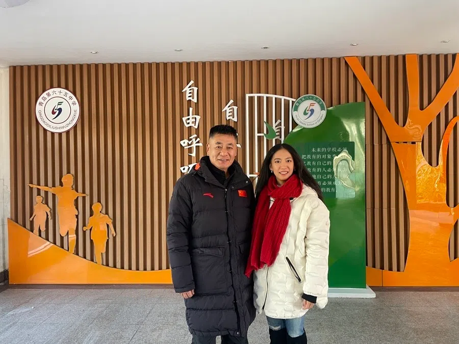 Jiang and Lü Hongchang, her former middle school form teacher. (Internet)