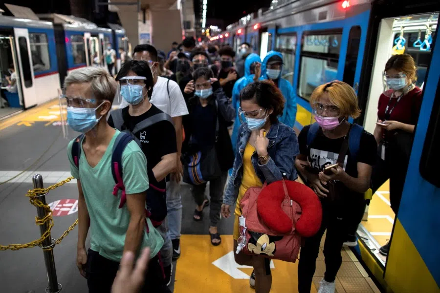 Passengers wearing face masks and face shields for protection against the coronavirus disease (COVID-19) get off a train in Manila, Philippines, 29 January 2021. (Eloisa Lopez/REUTERS)