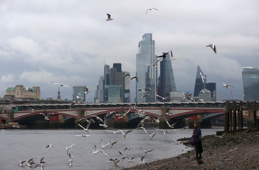The bank of the river Thames with London's financial district seen in the background, amid the coronavirus disease (COVID-19) in London, Britain, 25 November 2020. (Simon Dawson/REUTERS)