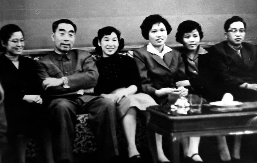 A group photo of Zhou Enlai (second from left) with his staff in the mid-1970s, with Lin Liyun second from the right.