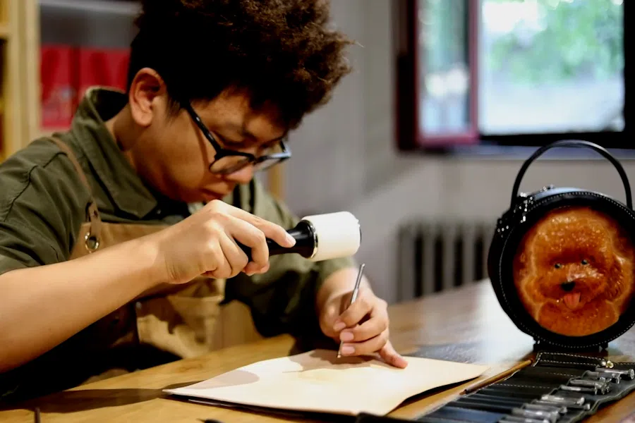 Wu Haidong carves leather to recreate images of deceased pets