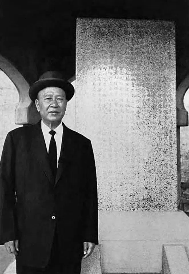 Bai Chongxi at Ma Peizhang's tomb. He wrote the inscription "In Memory of Madam Ma Peizhang," expressing his deep affection for his wife.
