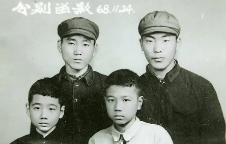 Li Keqiang (front right) in 1968, before sending his friends to rural areas during the Cultural Revolution. (Internet)