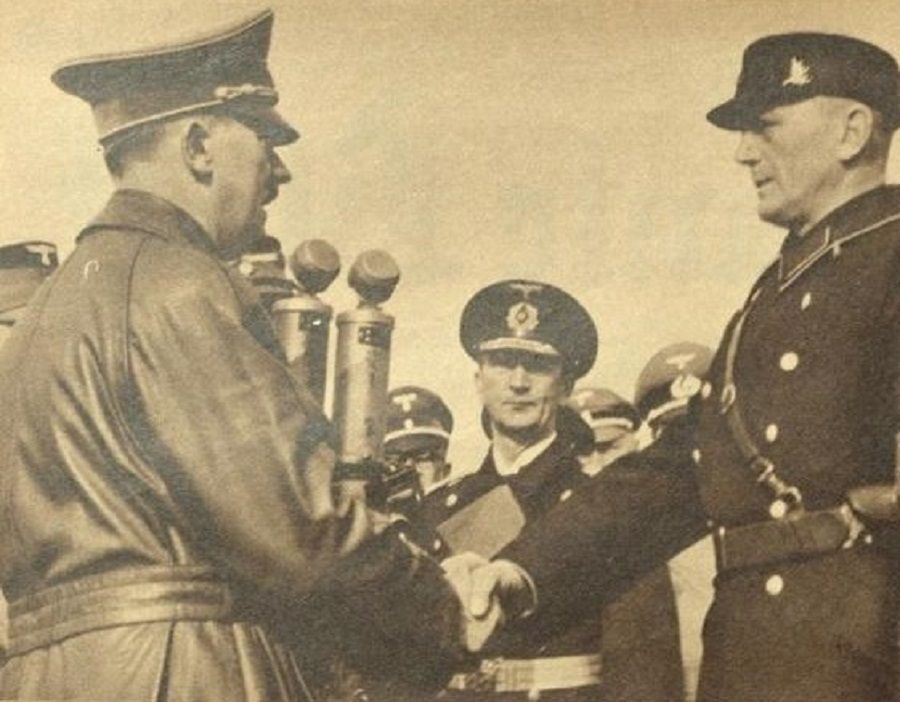 Adolf Hitler shaking hands with Ernst Neumann in Klaipėda, 1939. (Wikimedia)