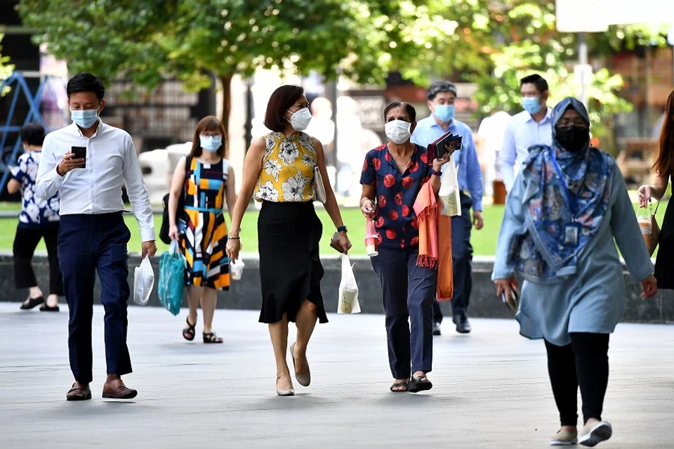 Office workers wearing face masks at Raffles Place, Singapore, on 6 September 2021. (SPH Media)