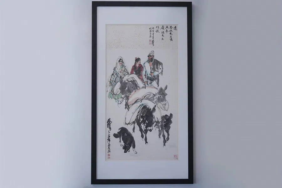 In the house, a painting by Chinese artist Huang Zhou, depicting a family of three chatting and laughing while driving a donkey. The painting was inscribed: “Following the instructions of Mr Gu Mu, this painting was created with the guidance of Mr Qing Rui.” (Photo: Vickie)