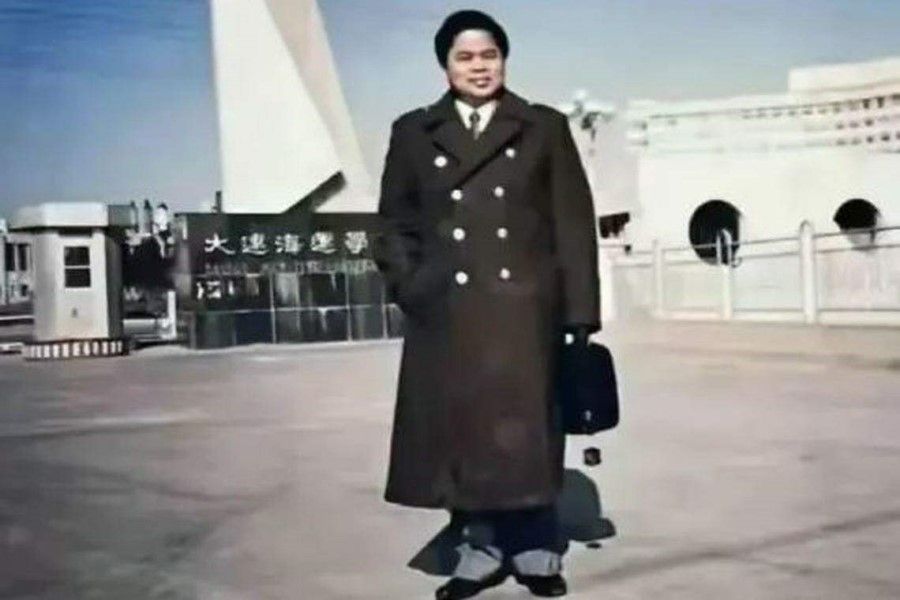 Weibo user Arctic Catfish posted many photographs of her grandfather when he was still working. (Internet)