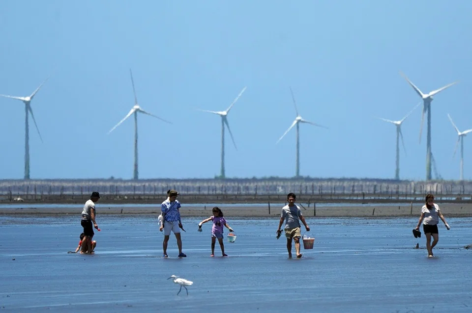 People dig for clams on the intertidal zone of Fangyuan Township, Changhua County, Taiwan. (CNS)