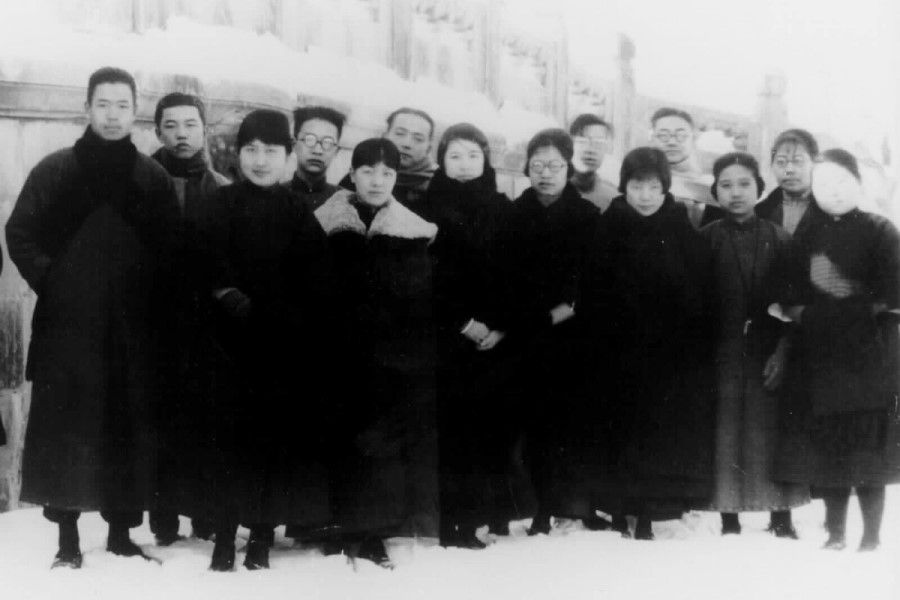 Yenching University nurtured several well-known students. In the 1920s, renowned writer Bing Xin (fifth from left) attended the university. (Internet)