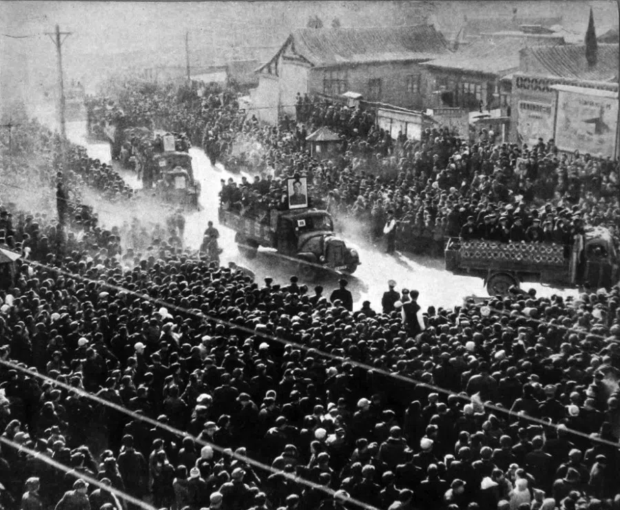 Sending officials to the countryside around the time of the Great Leap Forward, 1957. (Wikimedia)