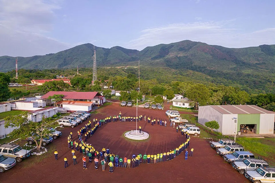 SimFer’s employees at a morning flag-raising ceremony at Simandou in October 2022. (Photo provided by Caixin)