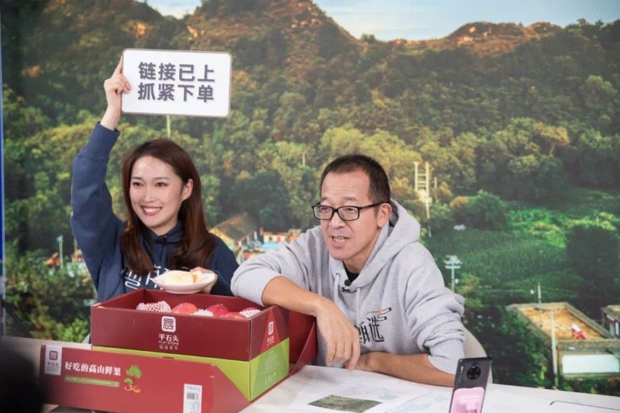 New Oriental founder Yu Minhong started selling farm products online from last month. (Internet)