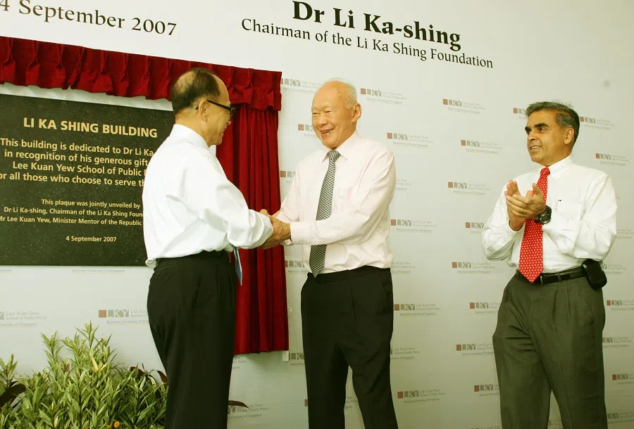In recognition of Hong Kong’s richest man Li Ka-shing’s donation of S$100 million to the National University of Singapore’s Lee Kuan Yew School of Public Policy, a building overlooking the Botanical Gardens on the NUS Bukit Timah Campus was named “Li Ka Shing Building”. Senior Minister Lee Kuan Yew (centre), dean of the Lee Kuan Yew School of Public Policy Kishore Mahbubani (right) and Li Ka-Shing (left) attended the naming ceremony of the building, 4 September 2007. (SPH Media)