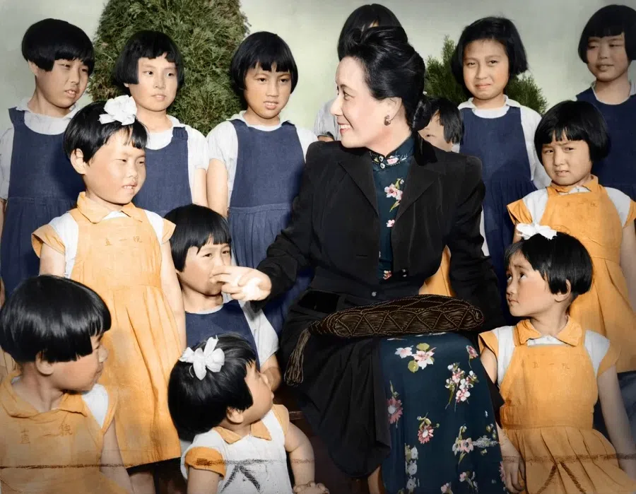 Madame Chiang Kai-shek (Soong Mei-ling) visited a girls’ orphanage in Chongqing, 1937.