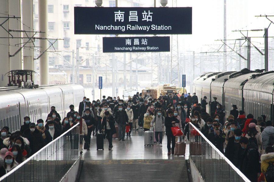 In this photo taken on 3 January 2021, commuters are seen at the Nanchang Railway Station platform in Jiangxi province, China. (CNS)
