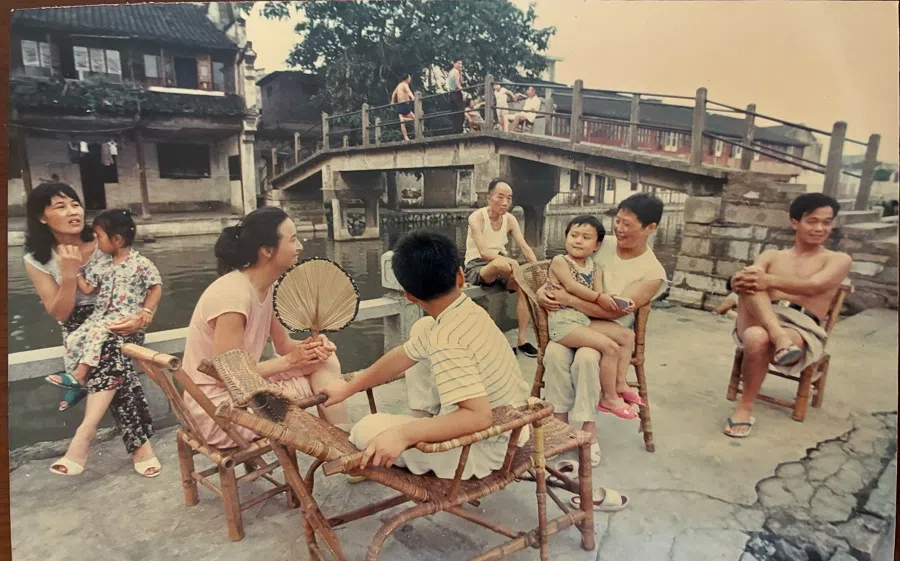 In the 1980s, the daily life of residents in Jiangnan’s small towns thrived. Over the next 20 years, many of these towns evolved into popular tourist destinations.