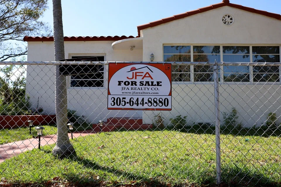 A "For Sale" sign displayed in front of a home on 22 February 2023 in Miami, Florida, US. (Joe Raedle/Getty Images/AFP)
