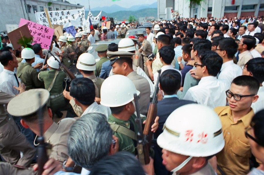 In September of the 61st year of the Republic of China (1972), Japanese special envoy Etsusaburo Shiina came to Taipei to explain that Japan would establish diplomatic relations with the People's Republic of China and sever ties with the Republic of China. There were chaotic scenes around his vehicle, and armed police with live ammunition isolated the crowd in order to protect him.