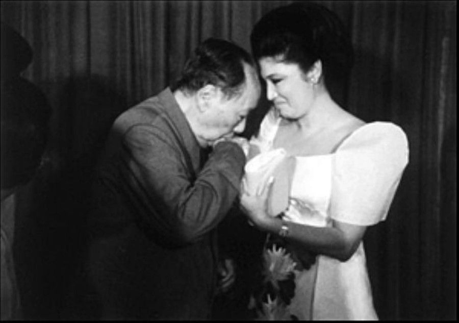 Mao Zedong (left) kissing the hand of Imelda Marcos on her visit to China, September 1957. (Twitter)