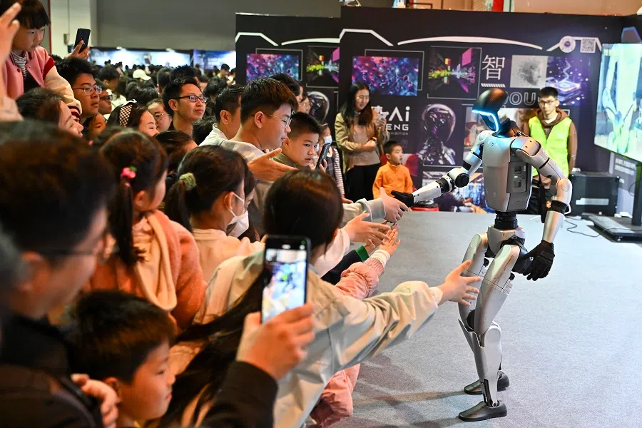 Students interact with a robot in Guangzhou, China, on 7 June 2025. (CNS)