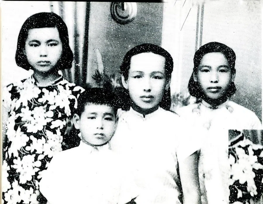 Lin Xiang Xiong (second right) was born in Chaoan, Guangdong, China. His father had travelled to Nanyang before the Communist revolution, leaving behind a young Lin, his two older sisters and their mother (third right).