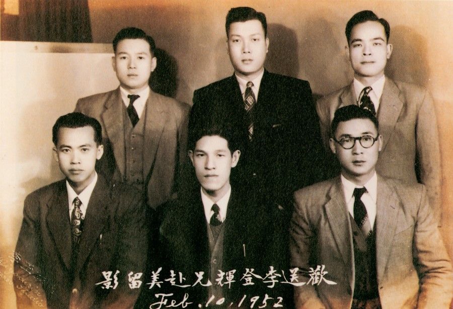 A photo with some of the classmates who saw him off on the eve of his departure for the US in 1952.