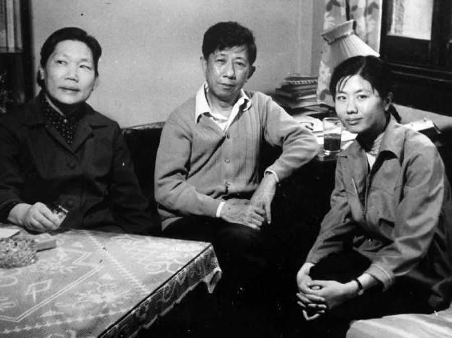 Wang Anyi (right) with her father Wang Xiaoping (centre) and mother, fellow writer Ru Zhijuan. (Internet)