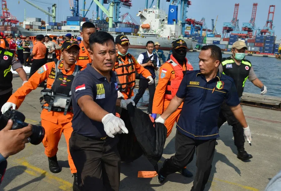 Rescue team members carry a body bag with the remains of a passenger of Lion Air, flight JT610, that crashed into the sea, at the Tanjung Priok port in Jakarta, Indonesia, 29 October 2018. (Stringer/Reuters)