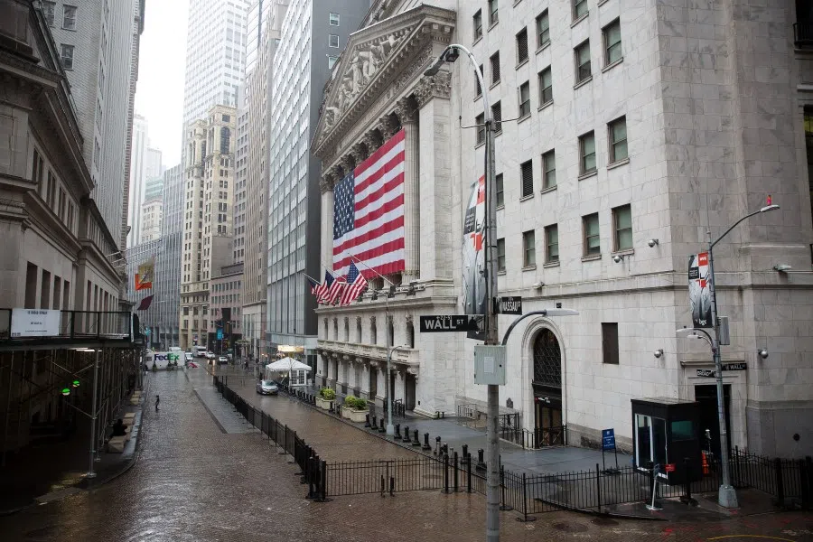 Rain falls over the New York Stock Exchange (NYSE) in New York, April 21, 2020. (Michael Nagle/Bloomberg)