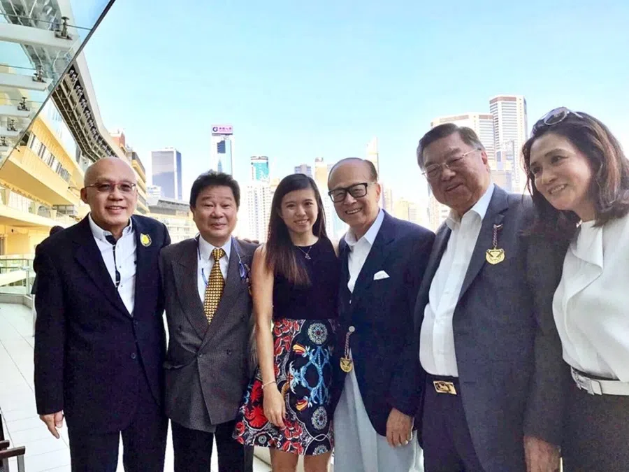 Michelle Li (third from left) is the granddaughter of tycoon Li Ka-shing (fourth from left). (Internet)