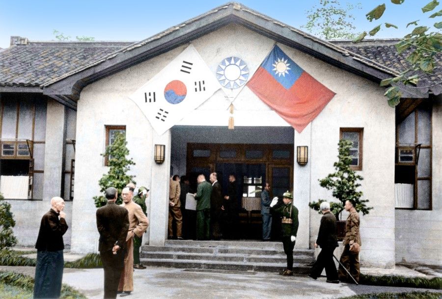 Chiang Kai-shek bidding farewell to the Korean Provisional Government at a reception in Chongqing, November 1945.