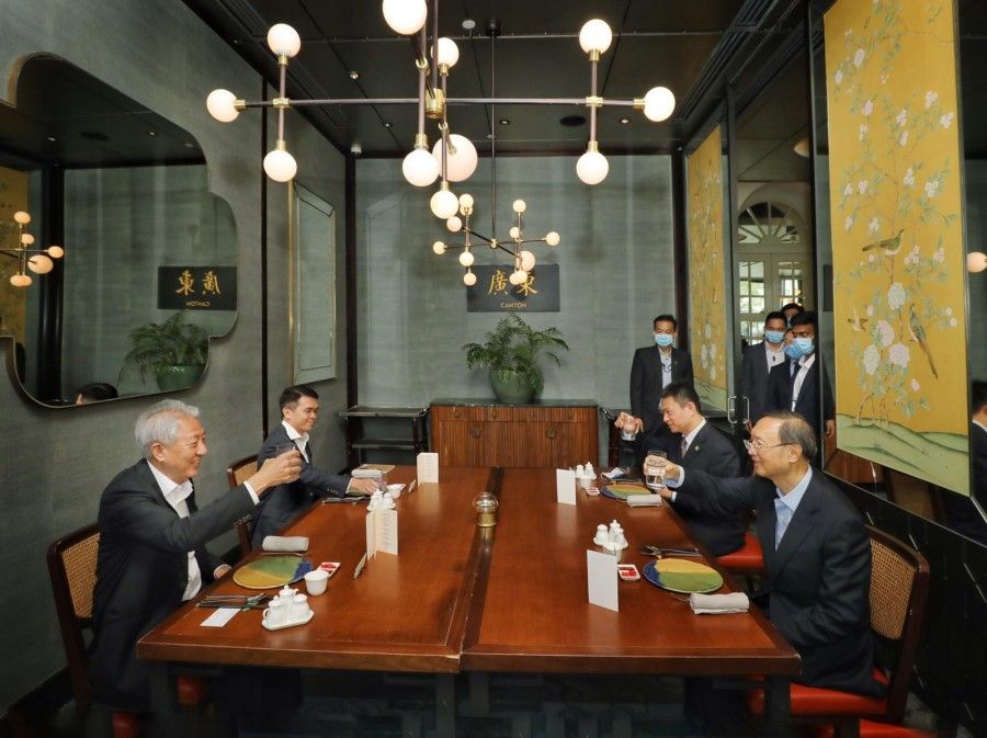 Singapore's Senior Minister Teo Chee Hean (foreground, left) having a meal with Yang Jiechi (foreground, right), 20 August 2020. (SPH)