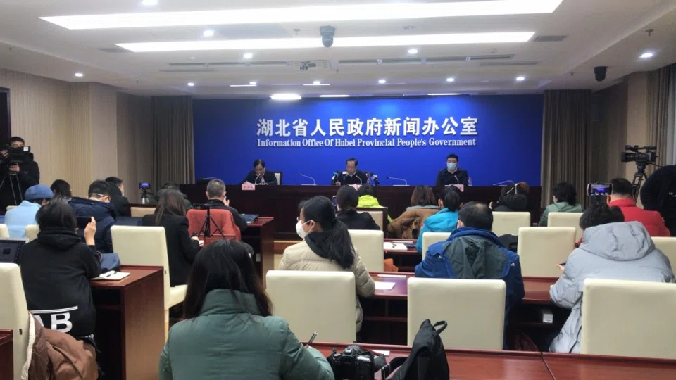 At a press conference on Sunday, Hubei officials were criticised for giving wrong information and misuse of surgical masks. (CNS)