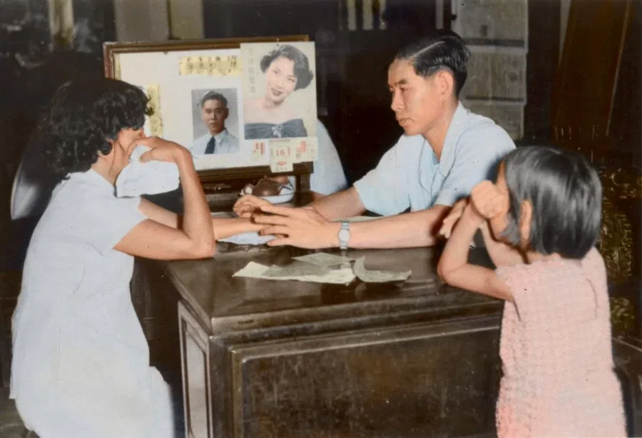 In 1957, traditional Chinese physicians at Thong Chai Medical Institution performed free consultations using traditional methods such as pulse diagnosis.